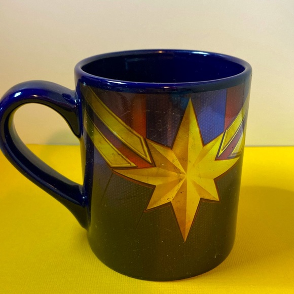 Captain Marvel 14oz Iridescent Dark Blue With Gold Star Red And Gold Stripes - Picture 3 of 5